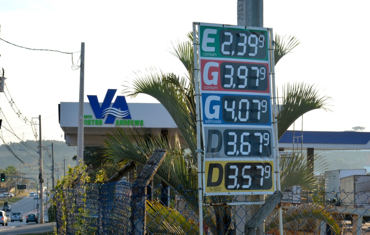 O estudo do Dieese informa que a Petrobras reajustou o preço da gasolina e do diesel nas refinarias por 16 vezes entre 22 de abril e 22 de maio.
