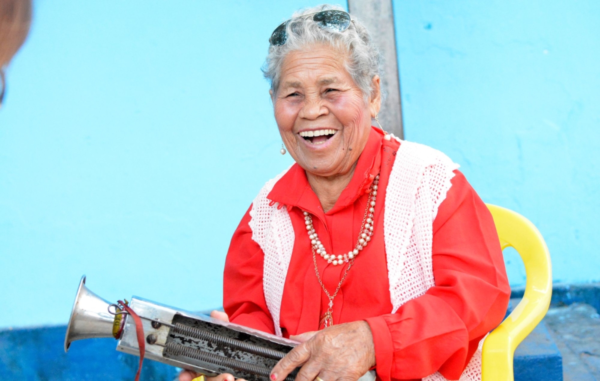 Com seu reco reco nas mãos, Dona Isaurina, de 78 anos, relembrou alguns momentos que marcaram à sua vinda ao assentamento de Iperó