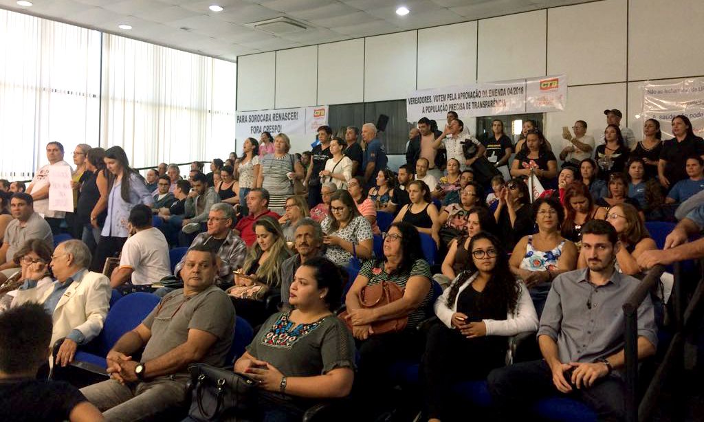 Aos gritos de 'Fora Crespo', sorocabanos lotaram a Câmara Municipal para protestar as últimas ações do prefeito na área da Saúde
