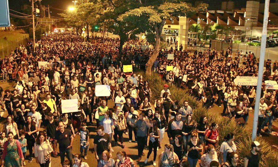 Manifestantes se concentraram em frente à Estação Ferroviária e seguiram em caminhada por ruas da região central de Sorocaba