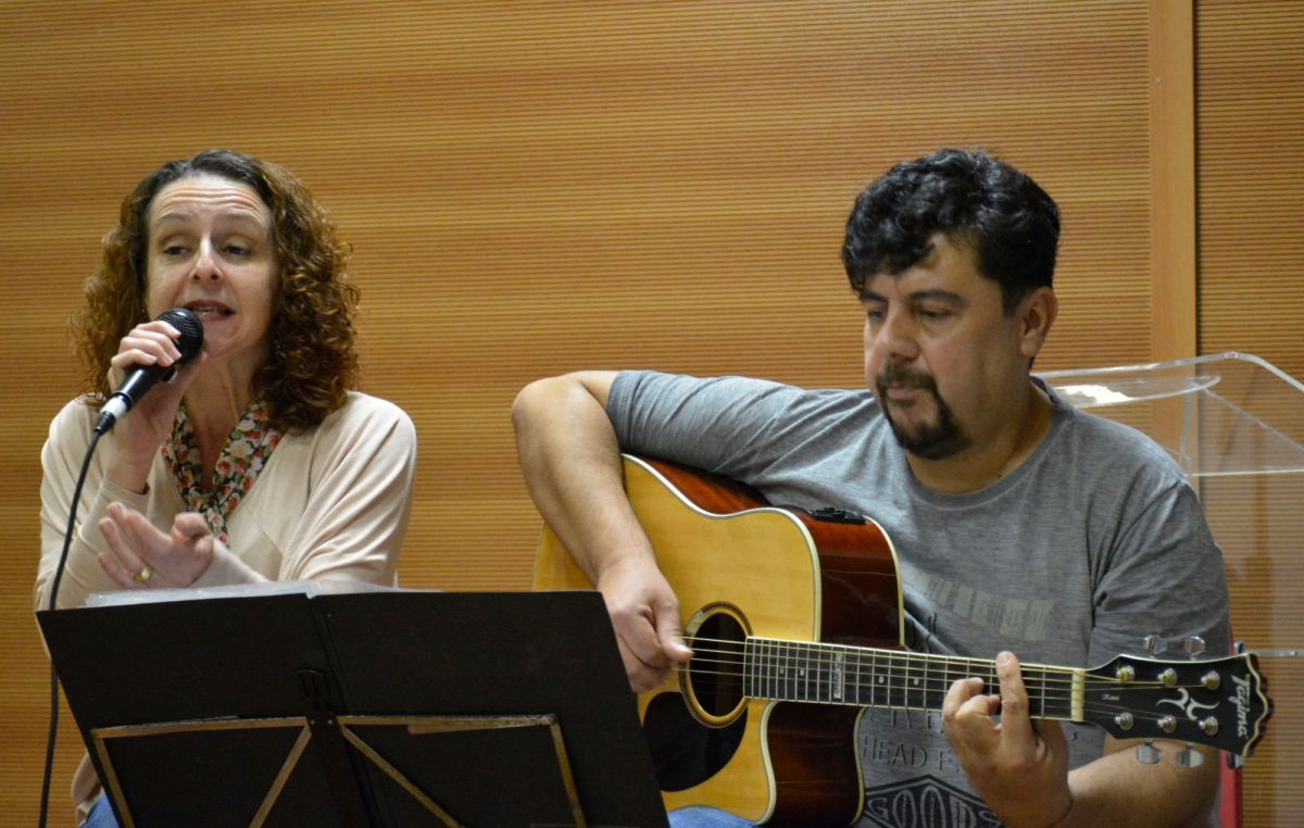 Claudia Volcov e Rolando Beltran fizeram a abertura da atividade com músicas de resistência