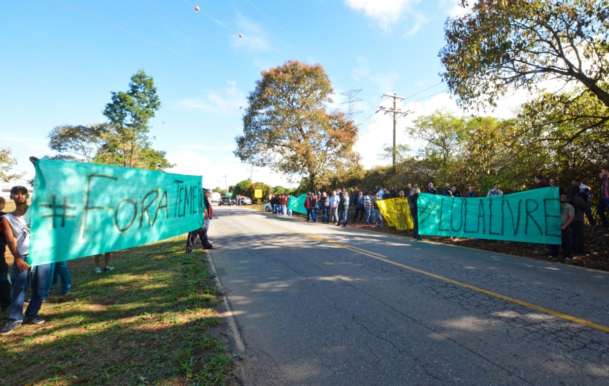 O protesto contra o presidente golpista Temer aconteceu na estrada que liga Sorocaba a Iperó, próximo ao Centro Experimental Aramar