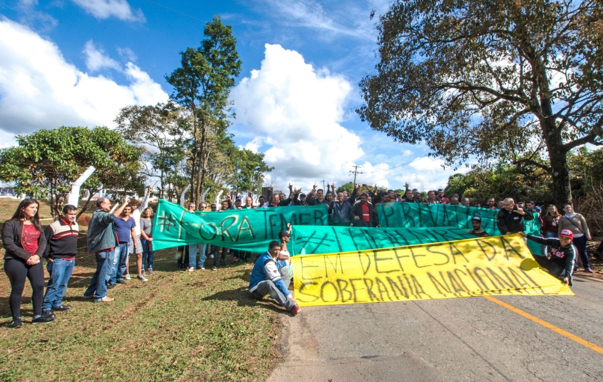 Cerca de 100 pessoas participaram do protesto