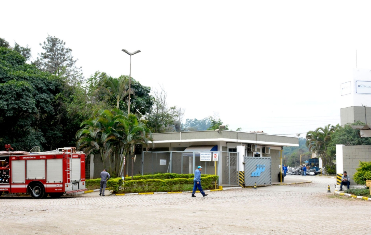 Conforme os bombeiros, uma equipe do Samu prestou os primeiros socorros, mas o trabalhador, que prestava serviço na Metalur, não resistiu aos ferimentos e faleceu de traumatismo craniano