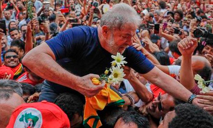 Preso político na sede da Superintendência da Polícia Federal desde o dia 7 de abril, Lula tem sido vítima de perseguição jurídica