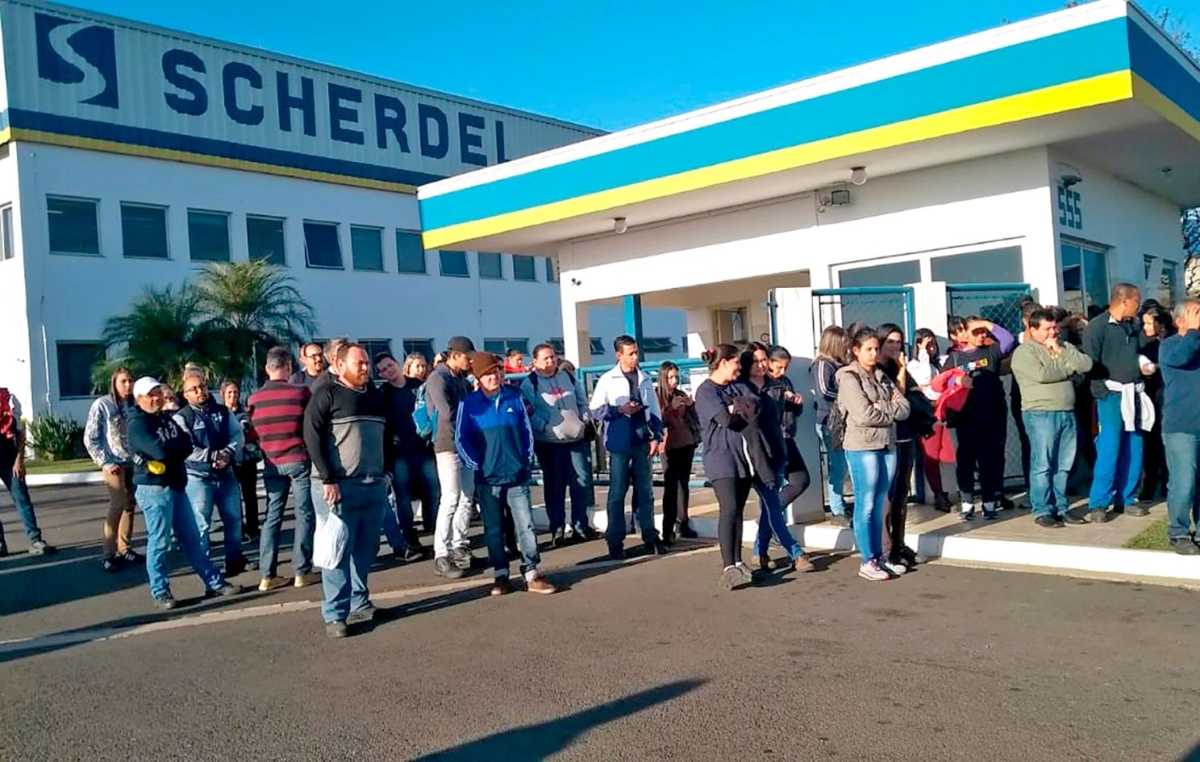 A greve por melhorias no PPR foi deflagrada na manhã de terça-feira, 17, pelos trabalhadores do primeiro turno da Scherdel