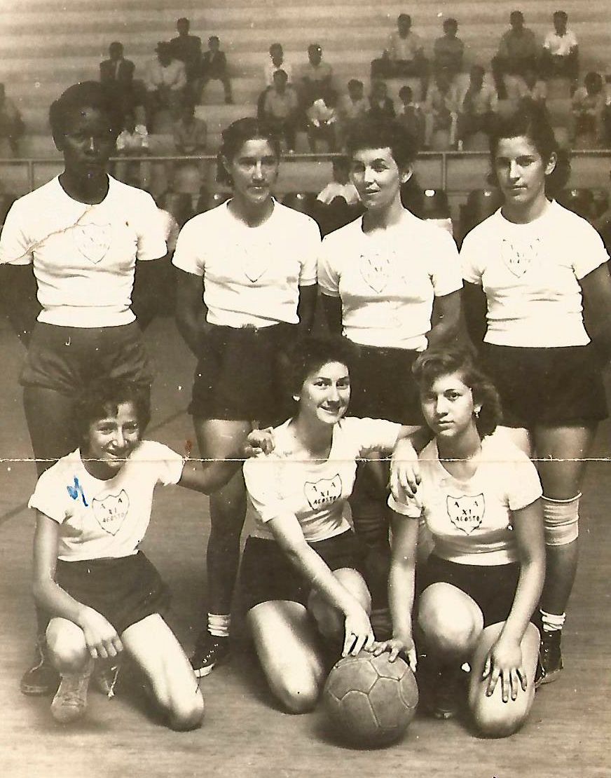 A equipe de basquete feminina só recebia o uniforme da prefeitura. Além de atletas, elas trabalhavam e estudavam