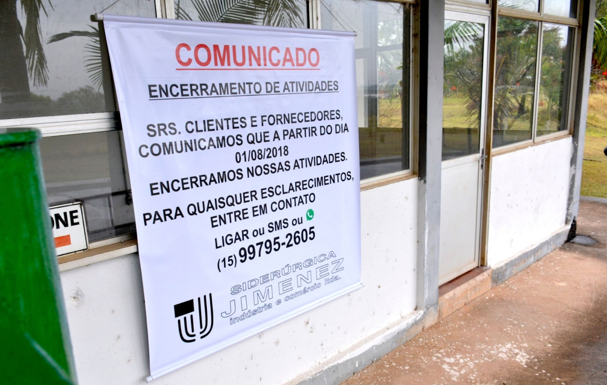 Aviso sobre o encerramento das atividades da empresa foi fixado na entrada da Jimenez, no bairro Aparecidinha