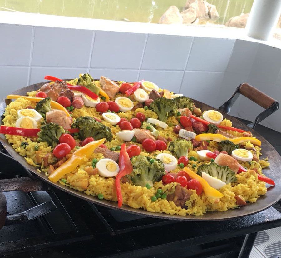 A Paella caipira feita por Marcelo (Panda) leva costelinha e linguiça. Marcelo, que é metalúrgico da antiga Difran (atual Inovadores), está sempre cozinhando para familiares e amigos.