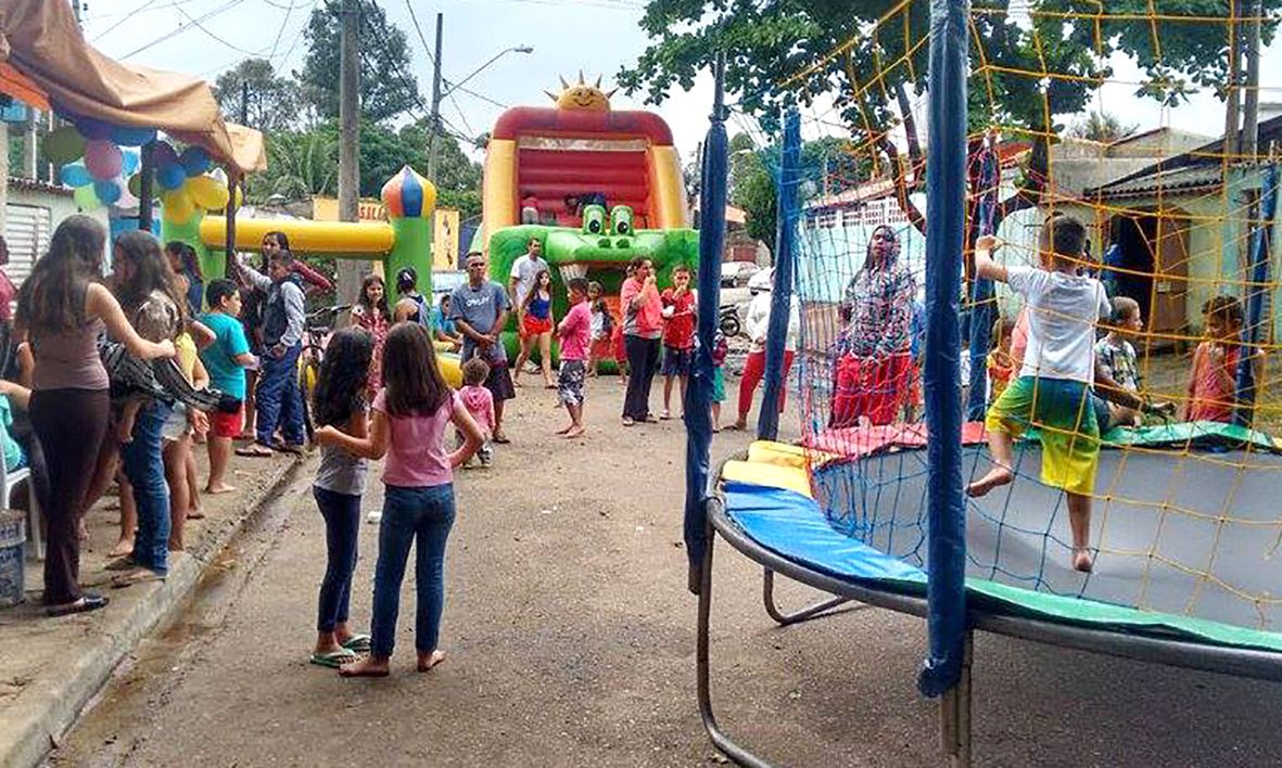 Além de distribuição de doces, é servido um almoço e as crianças podem se divertir com brinquedos infláveis