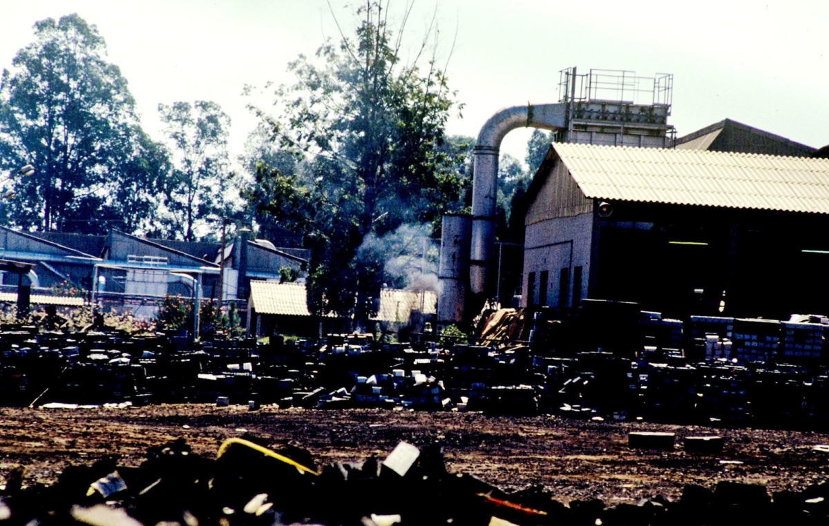 Pátio externo no fundo da fábrica de baterias Saturnia, em 1994