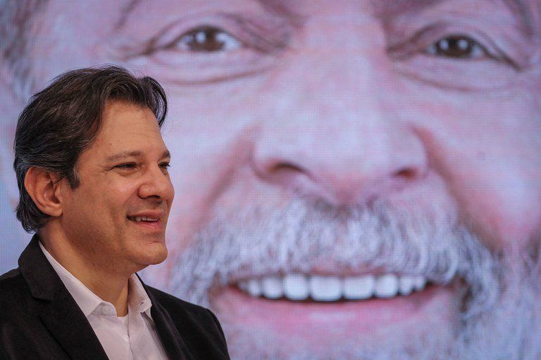 O ex-ministro da Educação e ex-prefeito, Fernando Haddad, avança à sombra de Lula