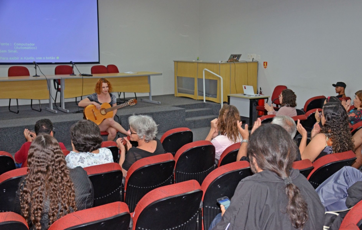Flor Maria fez show voz e violão com músicas autorais na abertura do evento no auditório do SMetal