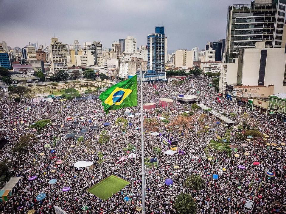 Em São Paulo, mais de 250 mil pessoas protestaram contra o Bolsonaro no Largo do Batata, na tarde de sábado, dia 29