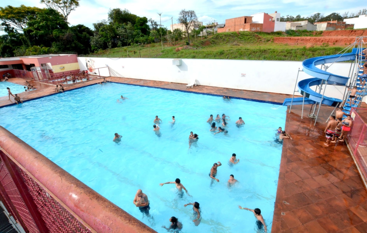 Além das piscinas e área para churrasco, o Clube possui salão de jogos, ginásio poliesportivo, sauna, quadra de futebol society e parque para crianças