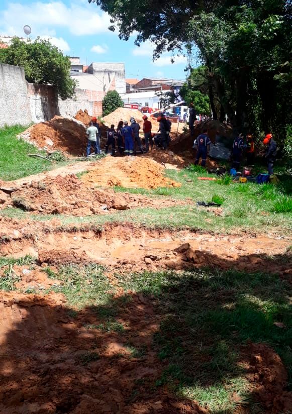 O deslizamento de terra ocorreu em obra do Saae, no Jardim São Guilherme, pela manhã.