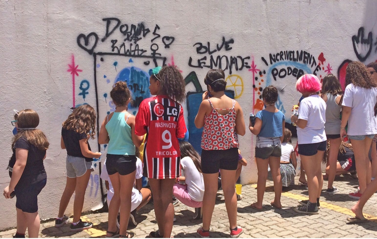 O muro do estacionamento do sindicato ficou mais alegre e colorido com os nomes das bandas formadas pelas meninas