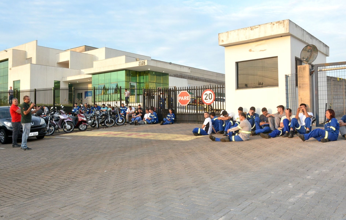 Durante o protesto, dirigentes do SMetal conversaram com os trabalhadores sobre as reivindicações e se colocaram à disposição da empresa para negociar