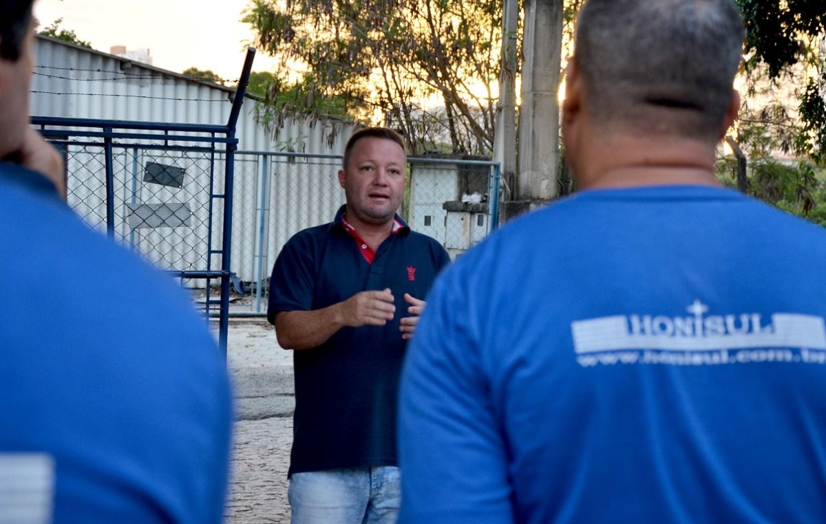 O dirigente Alessandro Marcelo esteve no último dia 5, antes de protocolar o aviso de greve, conversando com os trabalhadores da Honisul