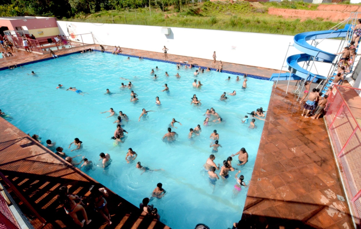 As piscinas do Clube de Campo do SMetal abrem às 10h e é obrigatória a apresentação do exame médico para uso