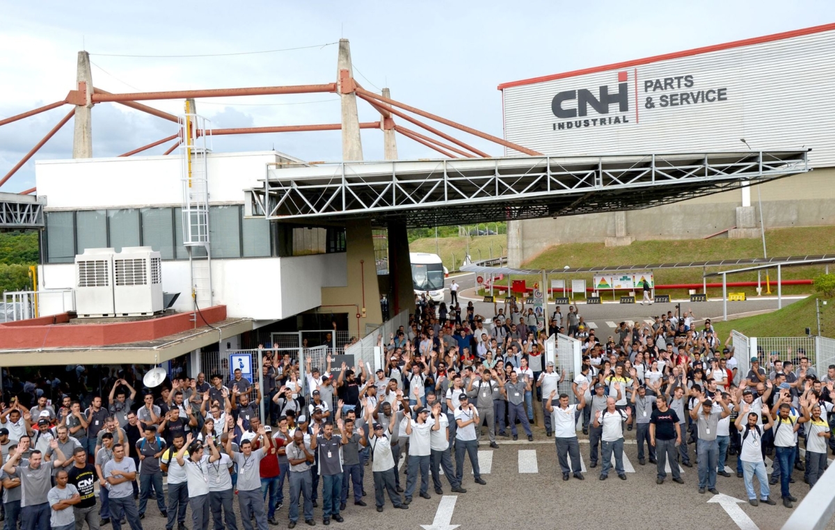 Trabalhadores aprovaram pautas específicas da CNH Case na quarta-feira, 20, em assembleia realizada pelo SMetal na porta da fábrica