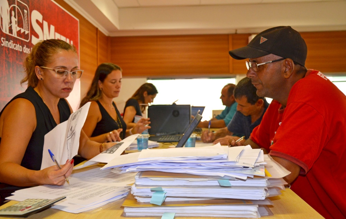 Em 8 de março, os 63 trabalhadores da Jimenez estiveram no SMetal assinando o acordo para receberem os valores referentes ao adicional de insalubridade