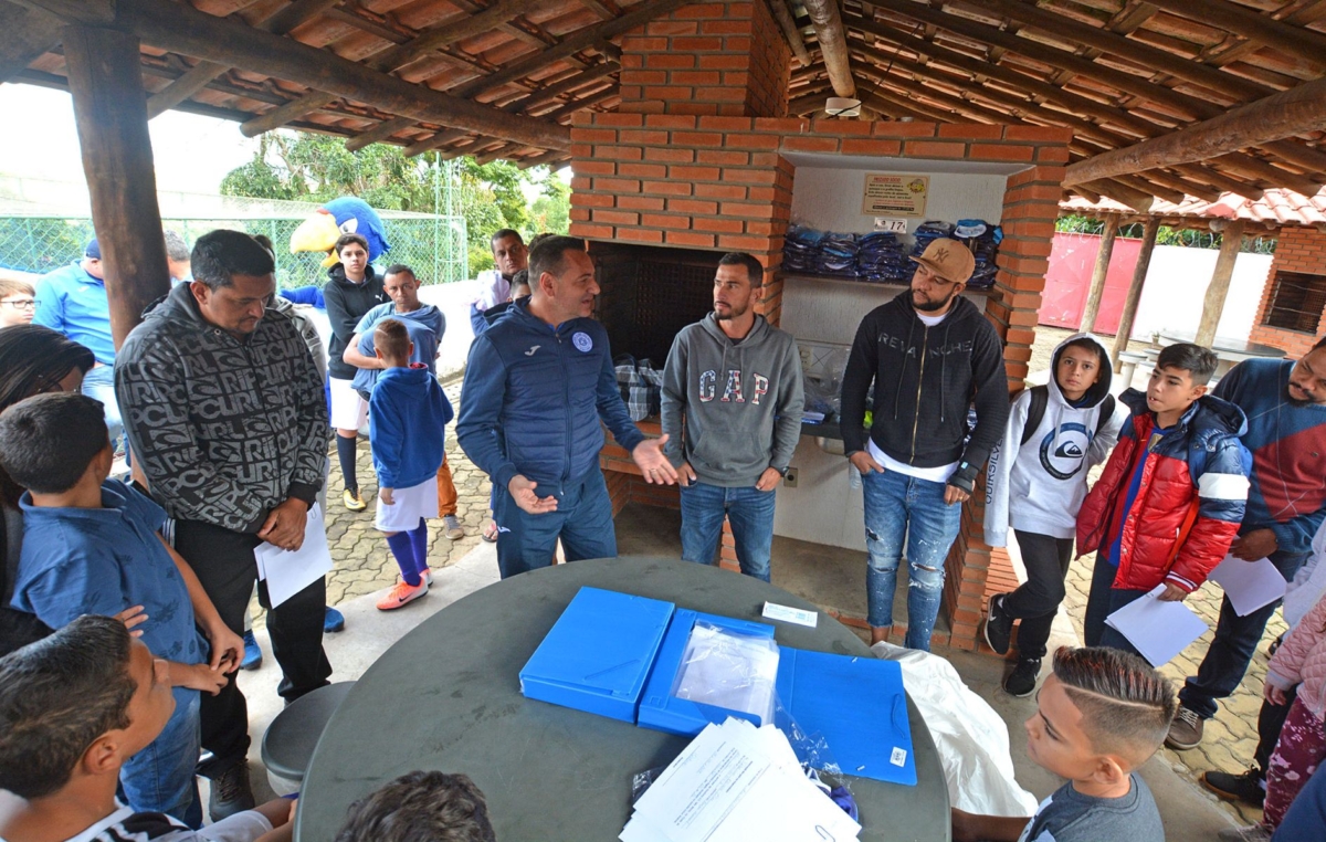 O técnico do São Bento, Doriva, e o goleiro Henal conversaram com os pais e alunos durante a inauguração da Escolinha 