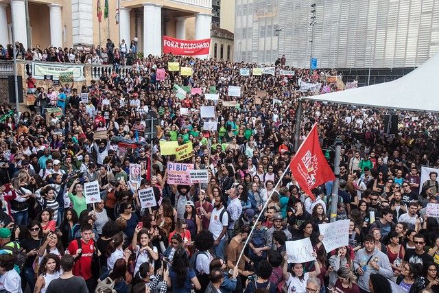 Dia Nacional em Defesa da Educação aconteceu dia 15 de maio e lotou as capitais brasileiras; na imagem, a mobilização em Florianópolis (SC) 