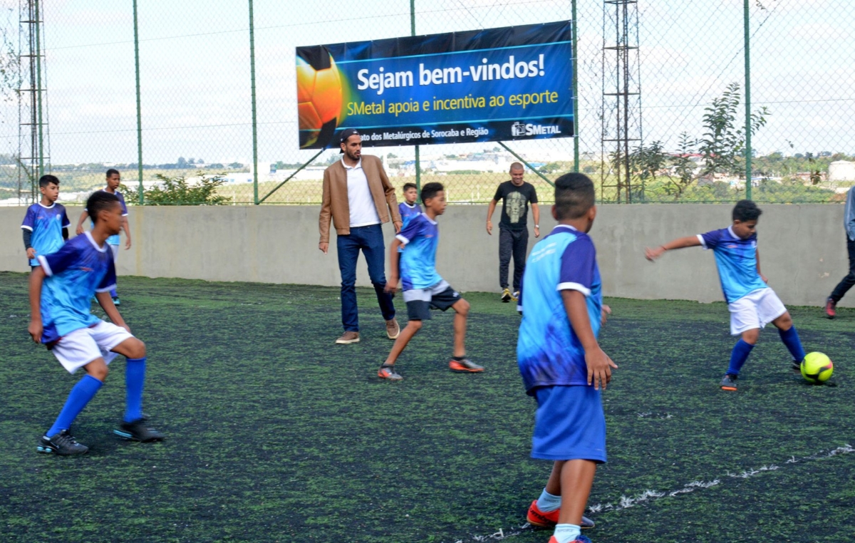 Os jogadores Luizão (zagueiro) e Cordeiro (lateral-esquerdo) jogaram bola com os alunos durante a partida entre pais e filhos 