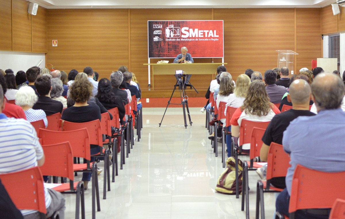 Em palestra no SMetal, Frei Betto criticou os consumismo e falou da importância de criar comunidades de nutrição espiritual na luta por um Brasil melhor