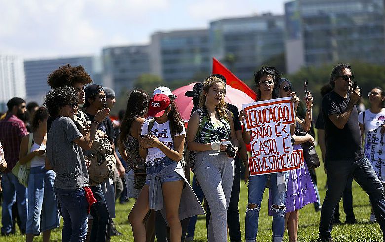 Estudantes protestam em Brasília contra a intenção de se cobrar mensalidades em universidades públicas