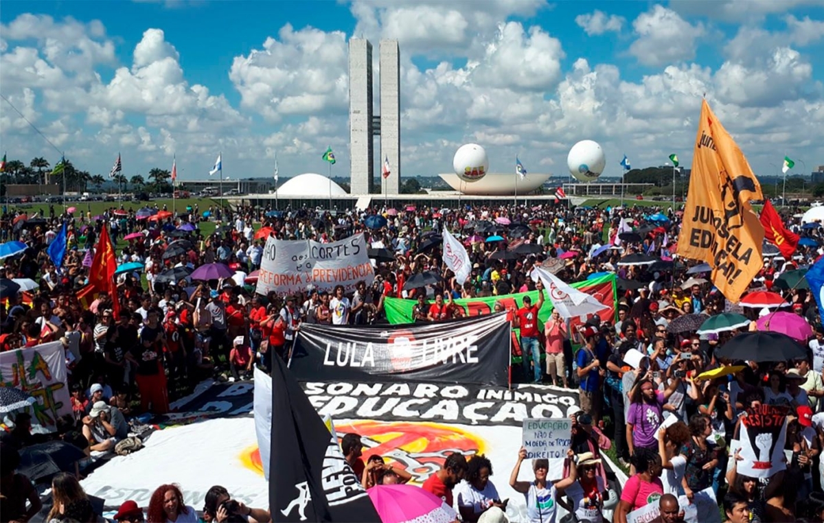 Em Brasília, e em todo o país, milhares de estudantes e trabalhadores protestam contra os cortes na educação
