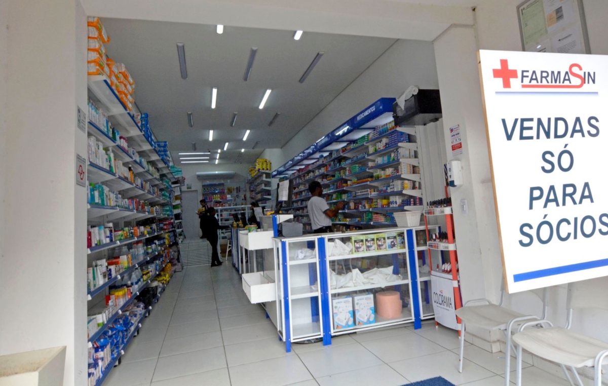 A FarmaSin oferece medicamentos, produtos de higiene e cosméticos a preço de custo aos conveniados. Remédios genéricos chegam a ter 80% de desconto