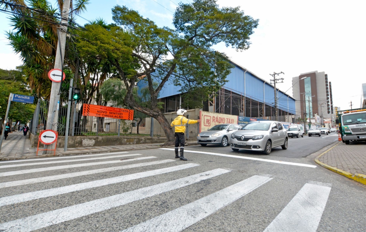 A rua Pandiá Calógeras, na lateral da Rodoviária de Sorocaba, inverteu de mão com a rua Cônego Januário Barbosa