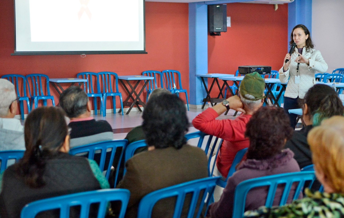 A coordenadora do Programa Municipal de DST/Aids, Helena Solla, falou sobre a importância da prevenção no Café da Manhã da Amaso