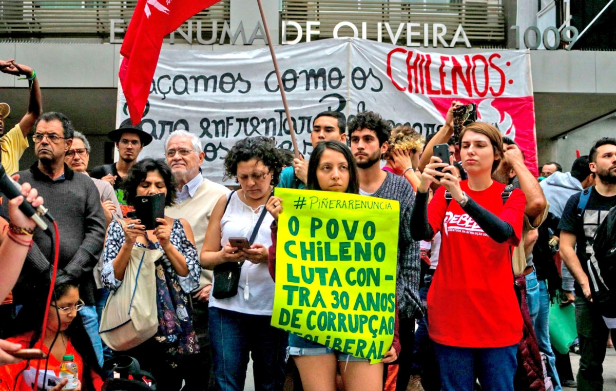 Manifestantes realizaram um ato em frente ao Consulado Chileno, na Avenida Paulista, em SP, nesta quarta-feira, 23, em apoio aos protestos que acontecem no Chile