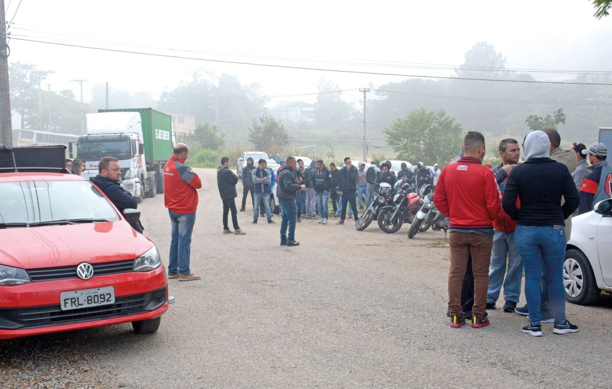 A empresa demitiu trabalhadores com estabilidade garantida por lei e, diante as incertezas sobre o futuro da fábrica, os trabalhadores entraram em gre