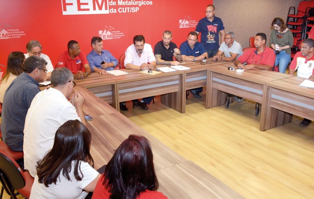 Em SBC: O presidente da FEM/CUT Luiz Carlos Dias, e o presidente do SMetal, Leandro Soares, assinaram as convenções coletivas nesta terça-feira, 29, no prédio da Federação