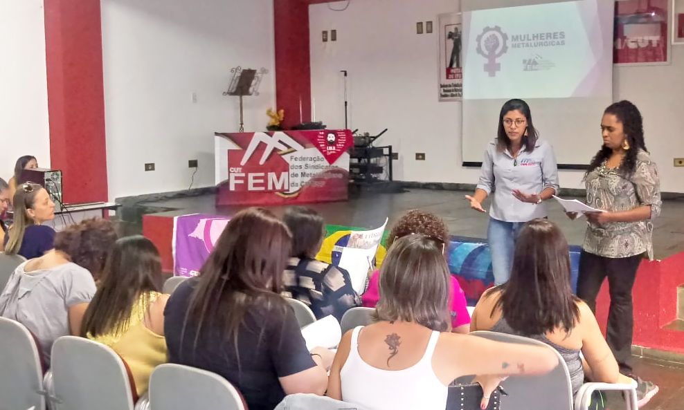A diretora do SMetal e também da FEM/CUT, Priscila dos Passos Silva abordou a participação da mulher no setor metalúrgico, em Itu