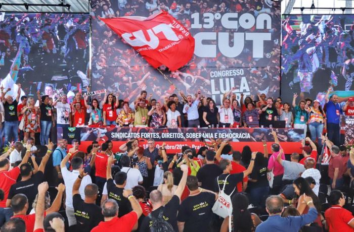 Sérgio Nobre disse ainda que a CUT esteve o tempo todo nas ruas e vai continuar assim . No próximo dia 30, vai ocupar as ruas de Brasília contra a política econômica deste governo que está destruindo o país