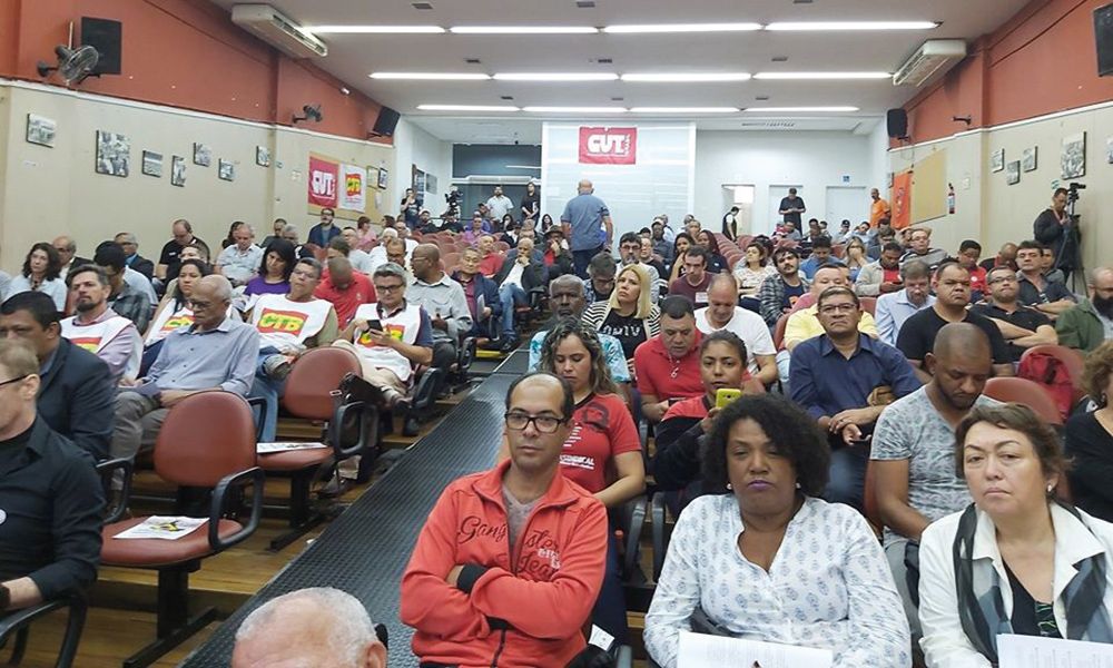 O encontro dos movimentos sociais e centrais sindicais ocorreu em São Paulo na segunda-feira, 18