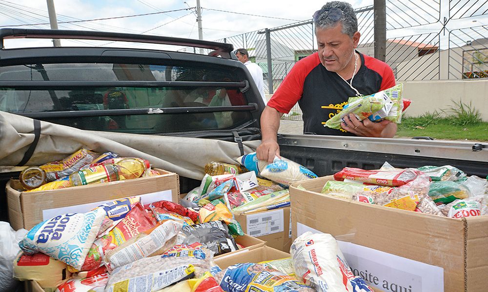 Um das formas de arrecadação dos alimentos no Natal Sem Fome são os mutirões nos bairros - realizados por voluntários que vão de casa em casa pedindo doações