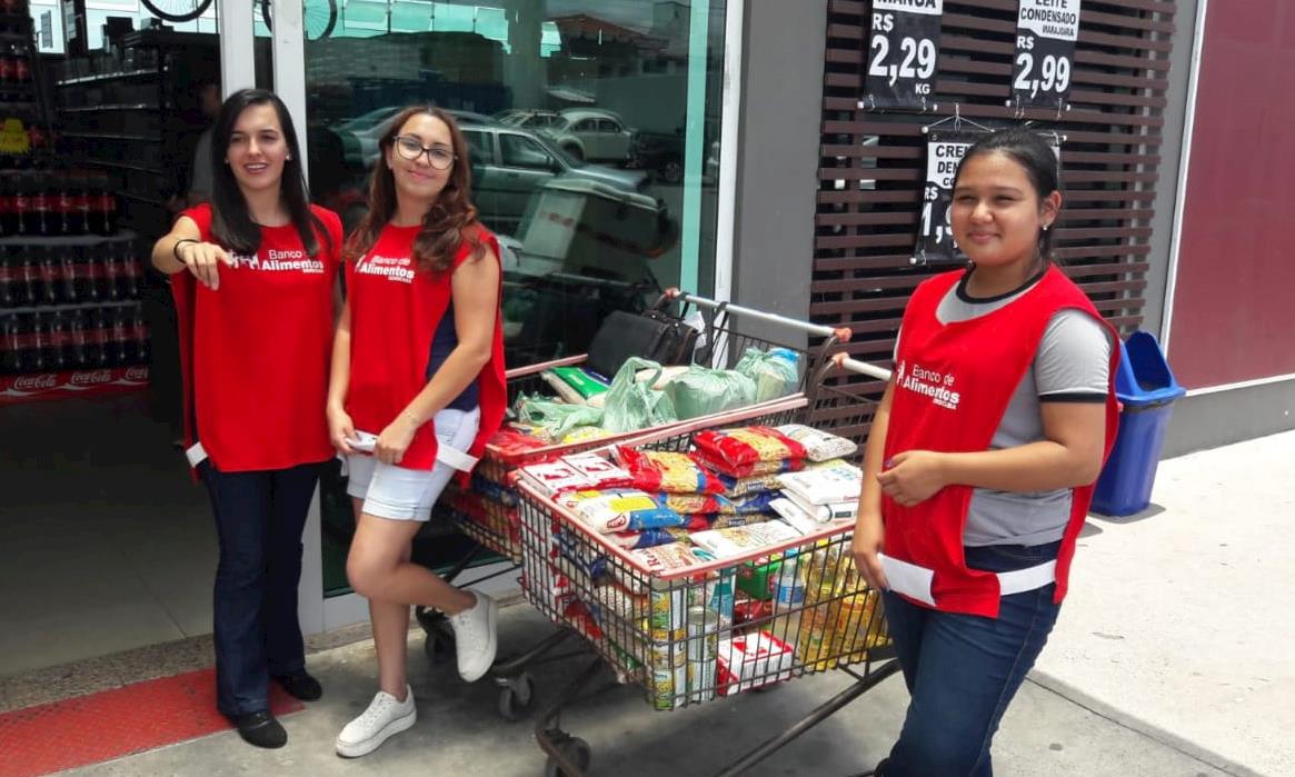 Em Salto de Pirapora, voluntários arrecadaram alimentos nos mercados Correia e do Fio