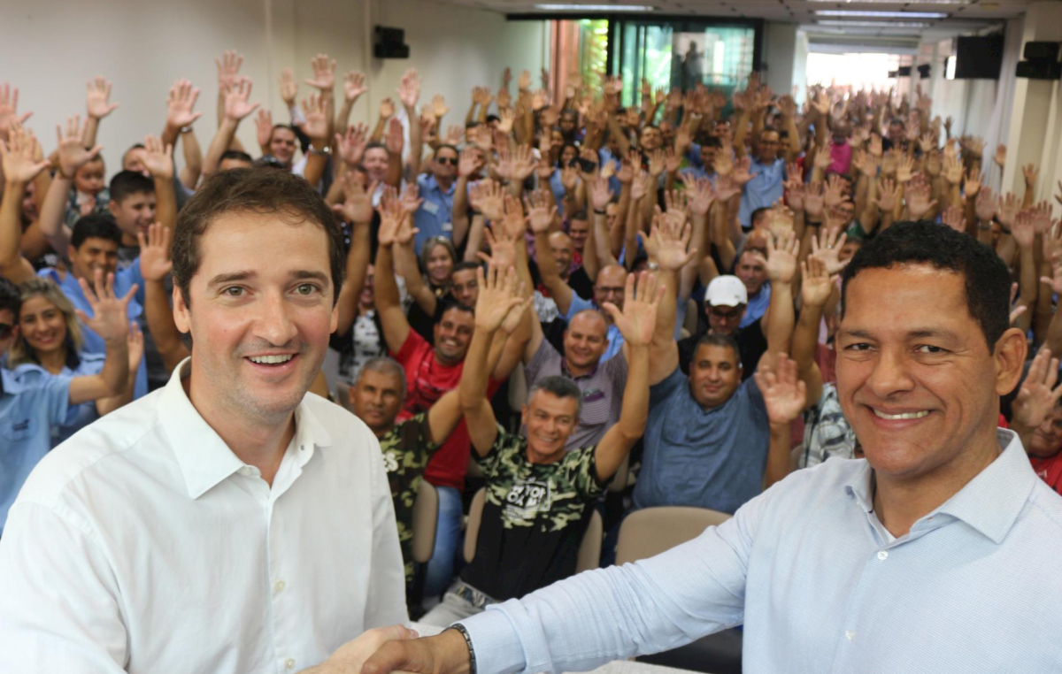 Raul Marcelo e Paulo João na assembleia com os trabalhadores em transportes  