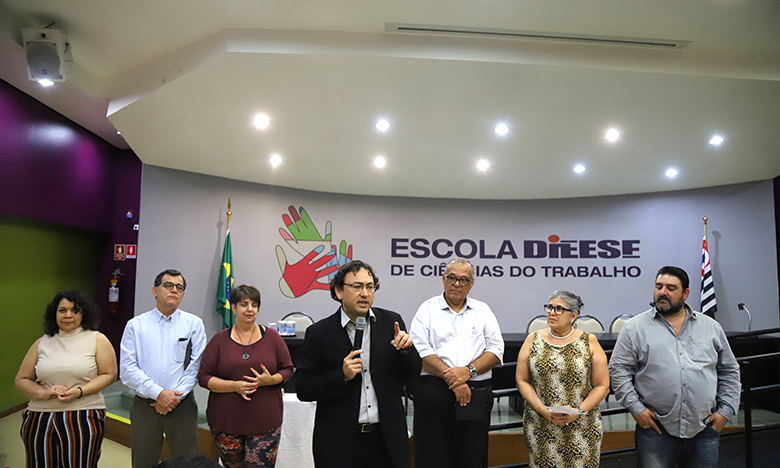 Fausto (ao microfone) e Maria Aparecida Faria (segunda à direita), nova presidenta do Dieese