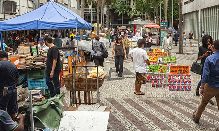 Projeto altera trechos da lei e aumenta o número de categorias de trabalhadores informais que podem receber o benefício, como feirantes e manicures