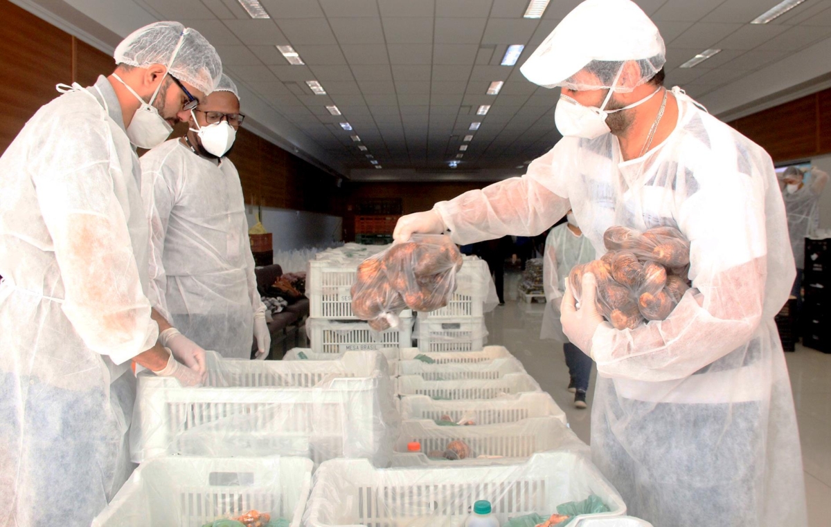 Distribuição na região de Sorocaba será por meio do Banco de Alimentos; cestas foram montadas na sede do Sindicato dos Metalúrgicos por voluntários