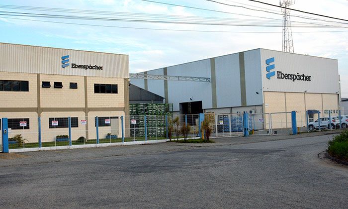 A Eberspaecher fica no bairro Iporanga, tem mais de 200 trabalhadores e fabrica peças e acessórios automotores