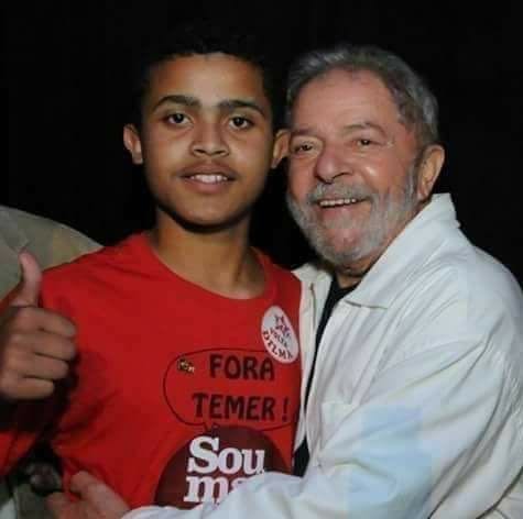 Gabriel e o ex-presidente Lula faziam aniversário no mesmo dia, fato que o jovem costumava frisar 