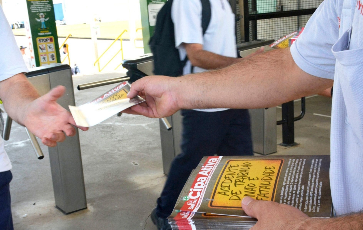 Antes da pandemia, uma das ações do Sindicato era a entrega de um material explicando a importância da CIPA aos trabalhadores da categoria